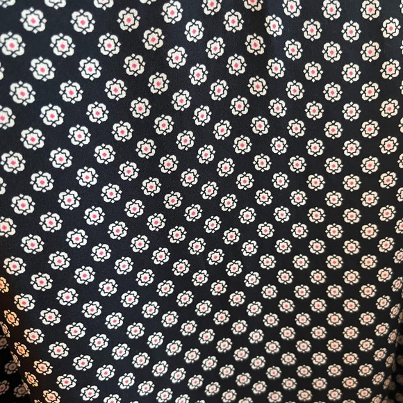 ✨CLEARANCE✨ LOFT cap sleeve navy floral pattern blouse - Picture 2 of 2